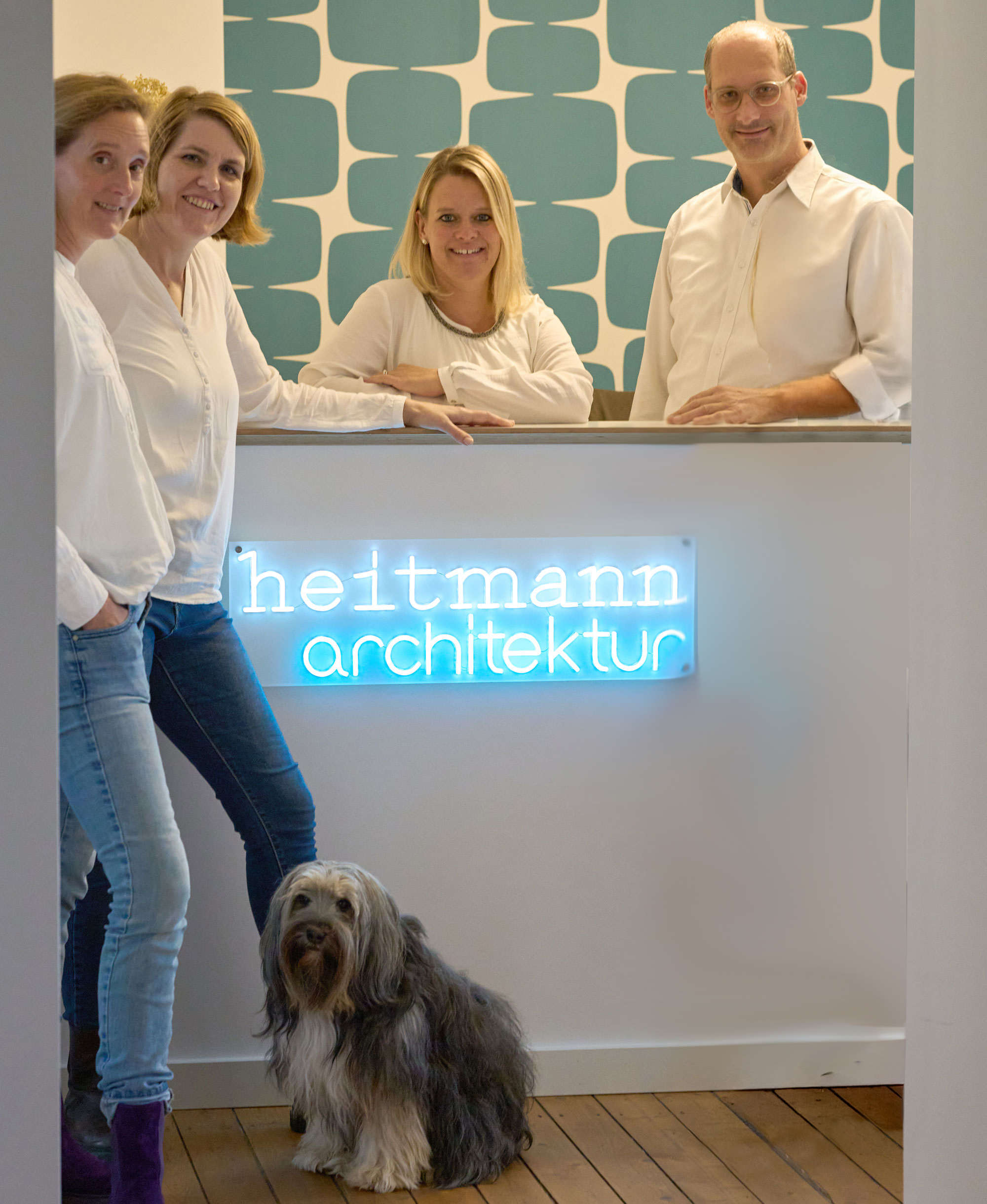 Das Team steht an der Eingangstheke nebeneinander