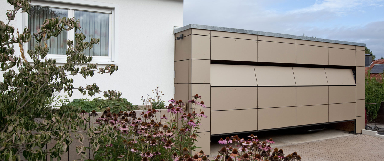 Garage mit beige-farbenen Platten