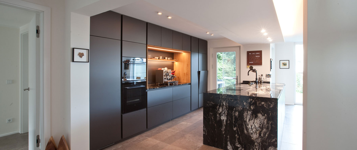 Blick in die moderne, schwarze Küche